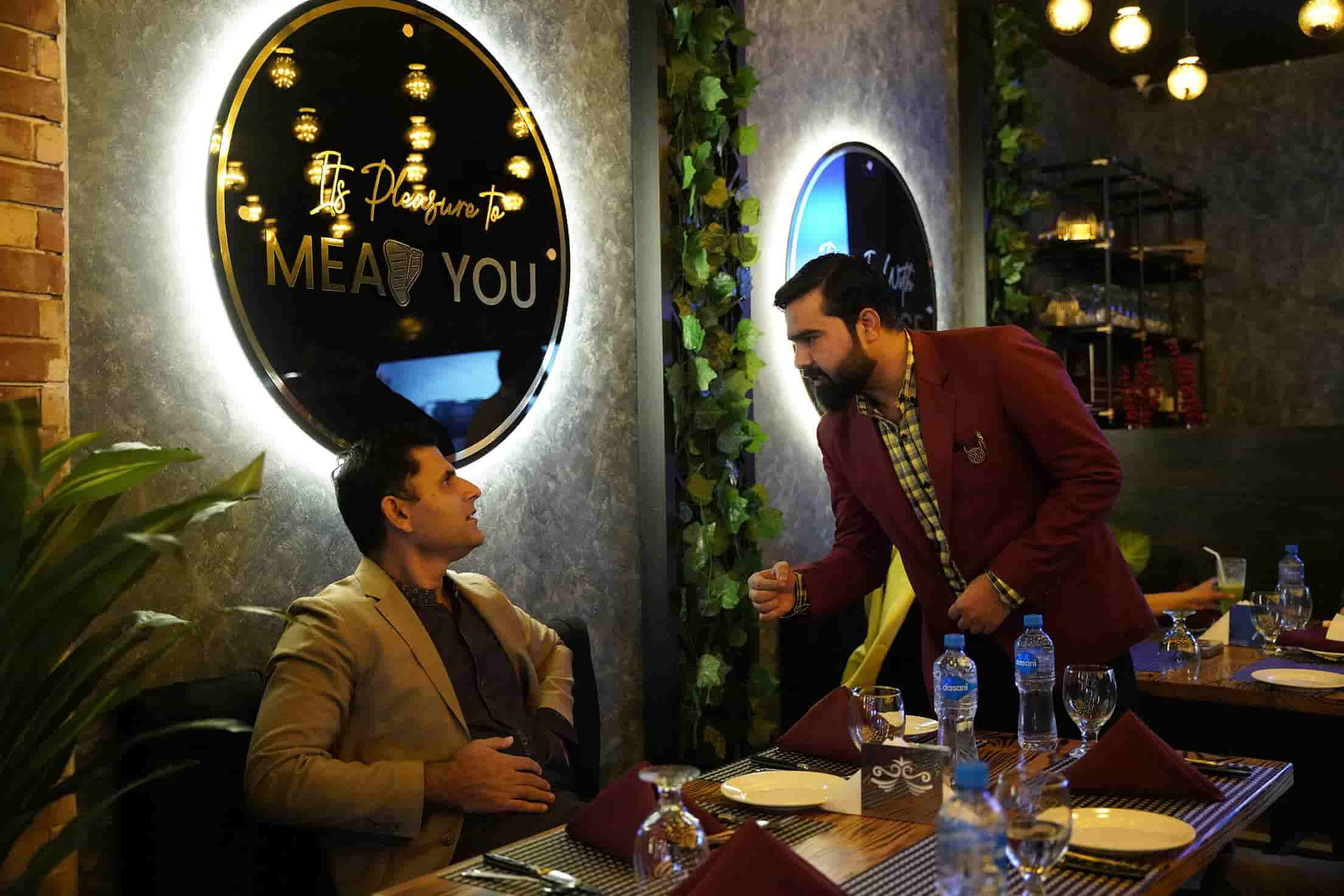 Cricketer Abdul Razzaq enjoying customer service of El Momento